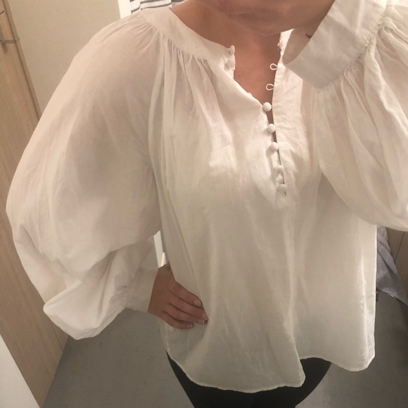 puffy white sleeve shirt